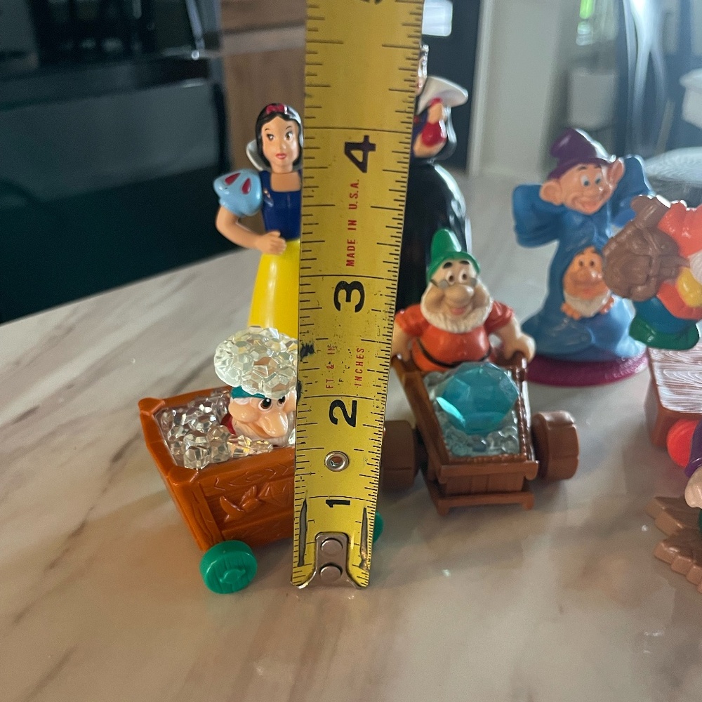 SET OF 7 DISNEY SNOW WHITE AND THE SEVEN DRAWFS PLASTIC FIGURINES - Picture 8 of 10